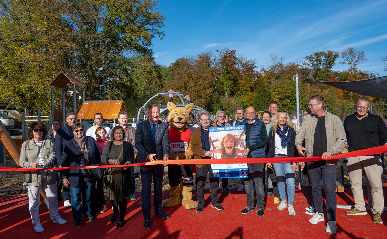 Viele Menschen bei einer Spielplatz Einweihung