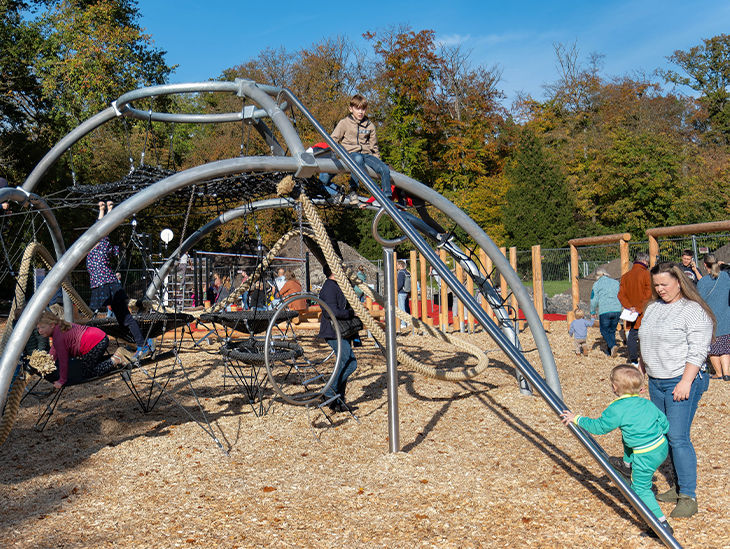 Kinder und Erwachsene spielen auf einem Spielplatz