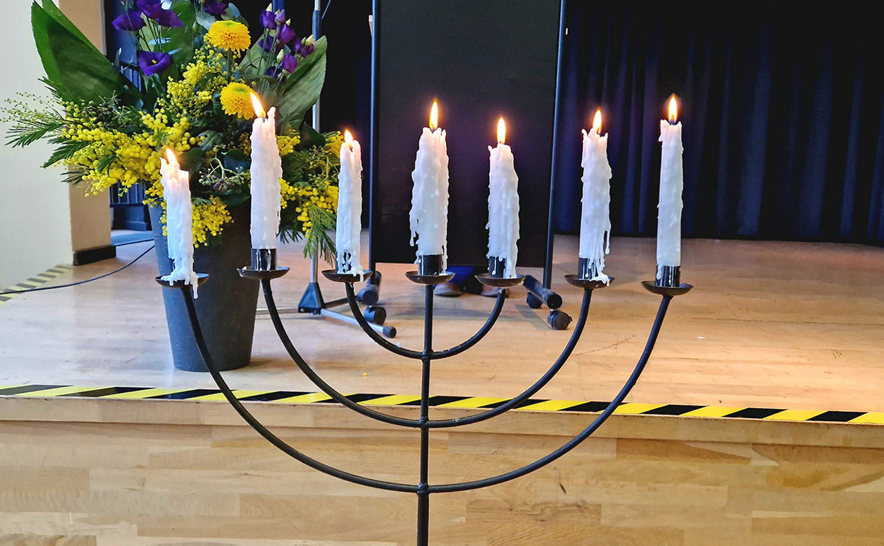Kerzenständer mit brennenden Kerzen