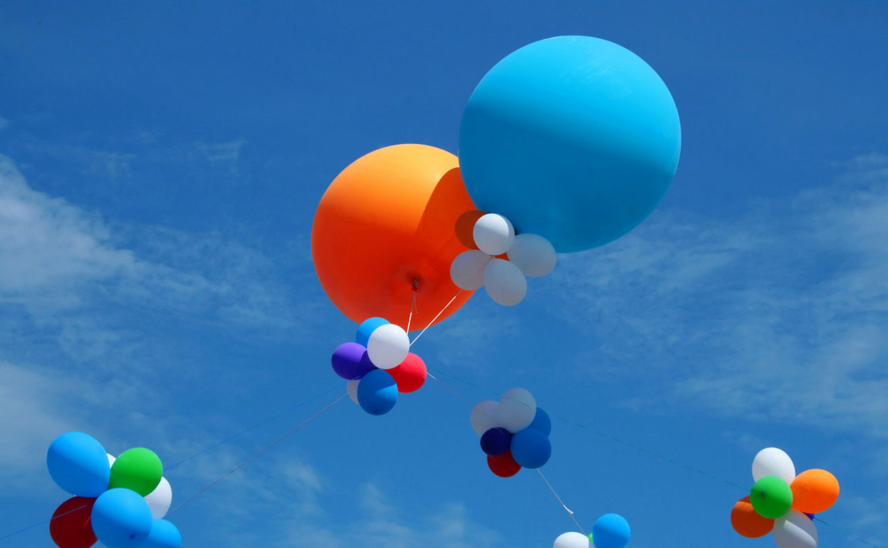 Bunte Luftballons fliegen in den Himmel
