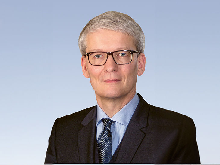 Mann im Anzug guckt in die Kamera