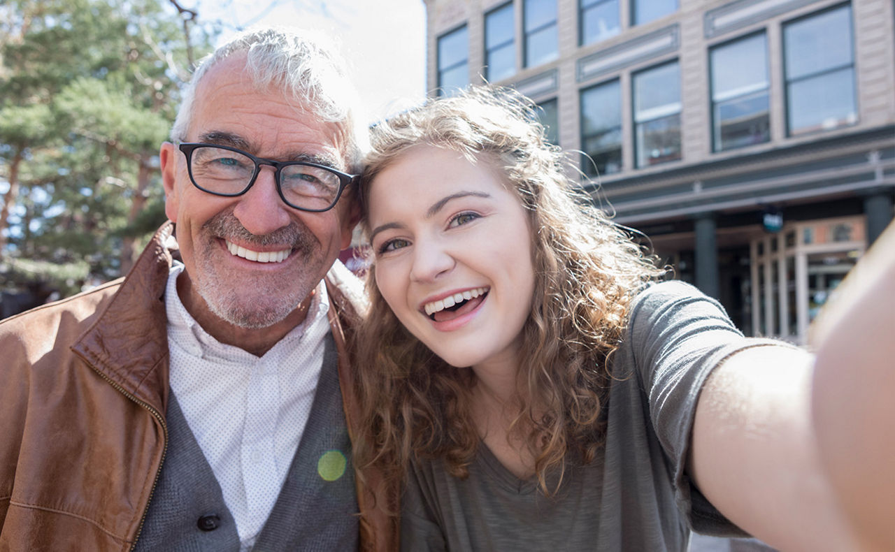 Großvater und Enkelin machen ein Selfie