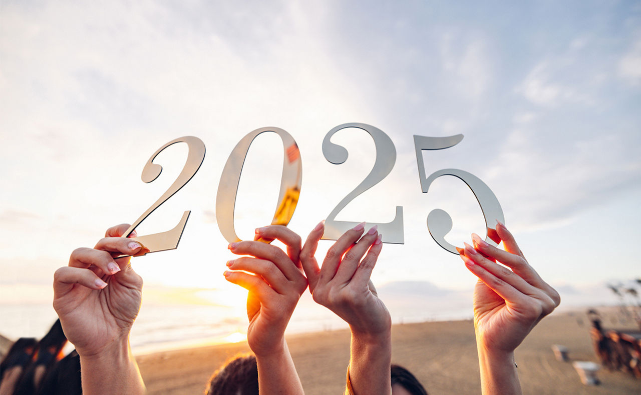 Personen halten mit ihren Händen 2025 hoch