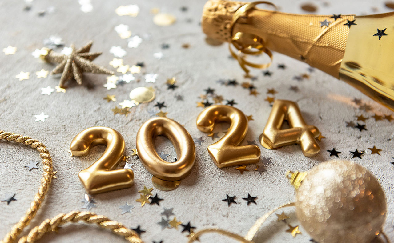 Die Zahl 2024 mit Silvesterdeko