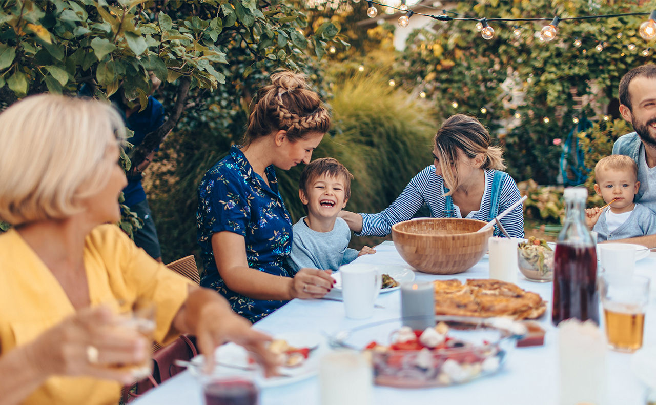 Familie feiert eine Sommerparty im Garten