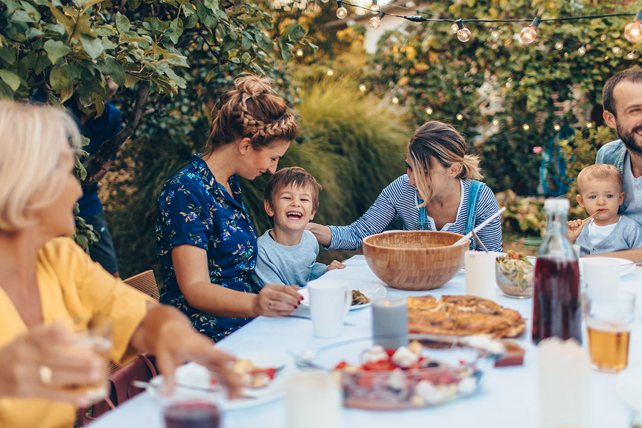 Familie feiert eine Sommerparty im Garten