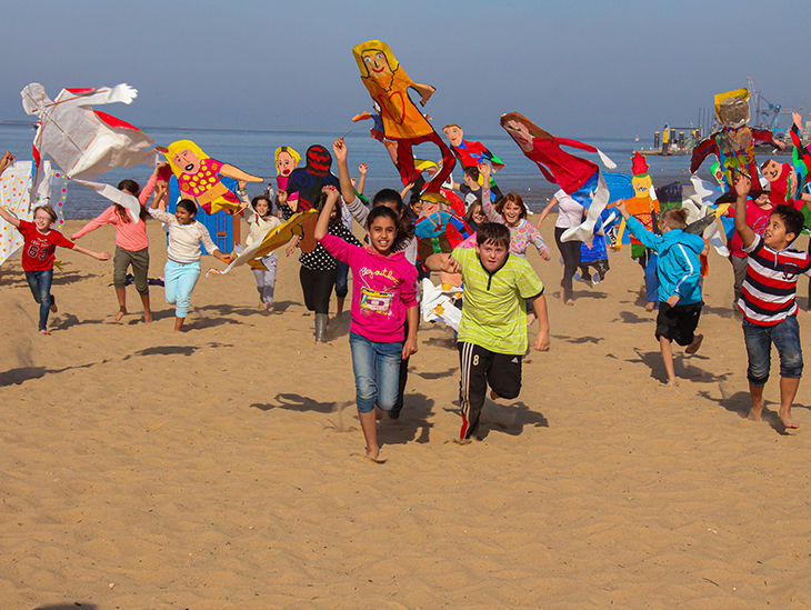 Kinder die am Strand spielen