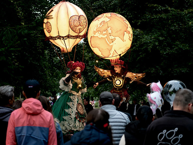 Beleuchtete Ballons im Park