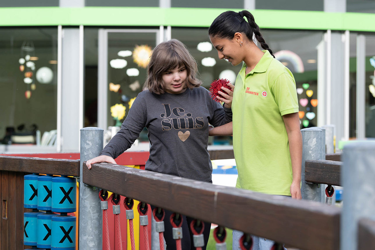 Zwei Kinder stehen auf einer Brücke