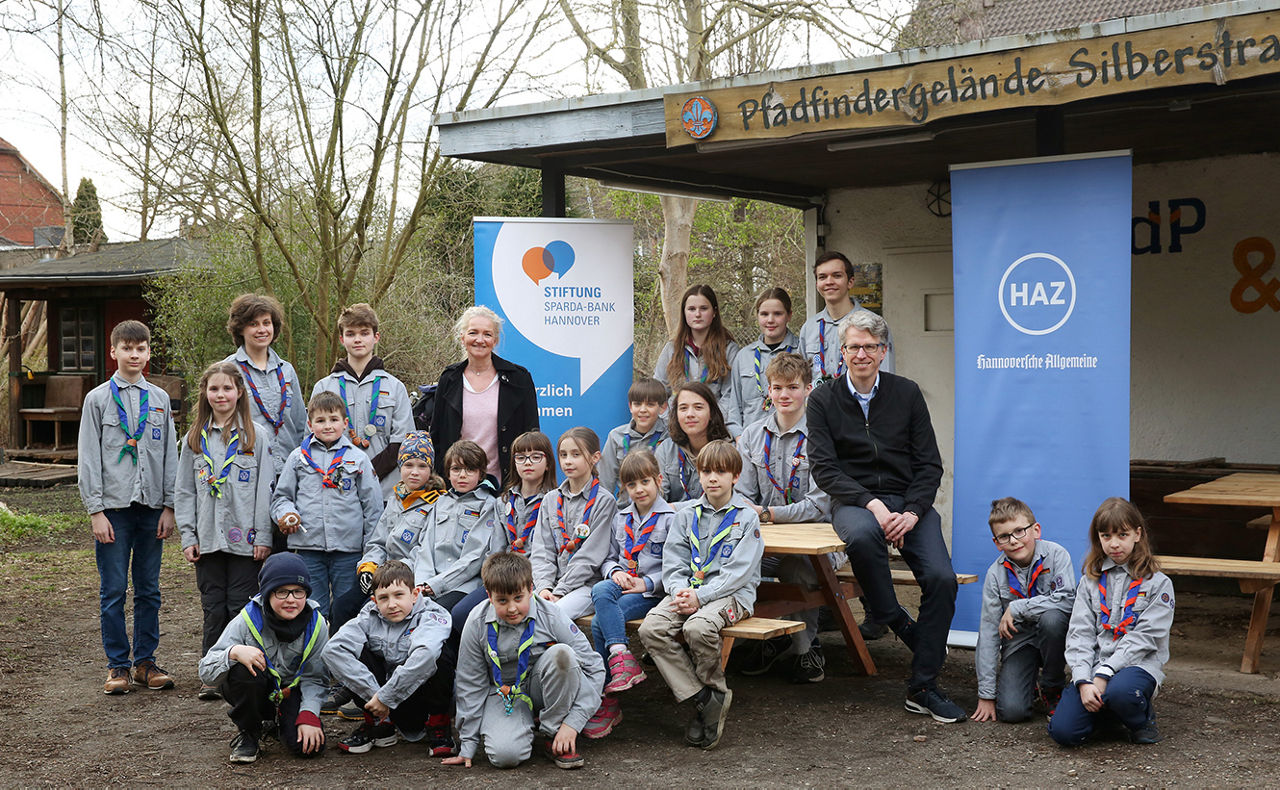 Viele Kinder mit Vertreter und Vertreterinnen der STIFTUNG Sparda-Bank und der HAZ 
