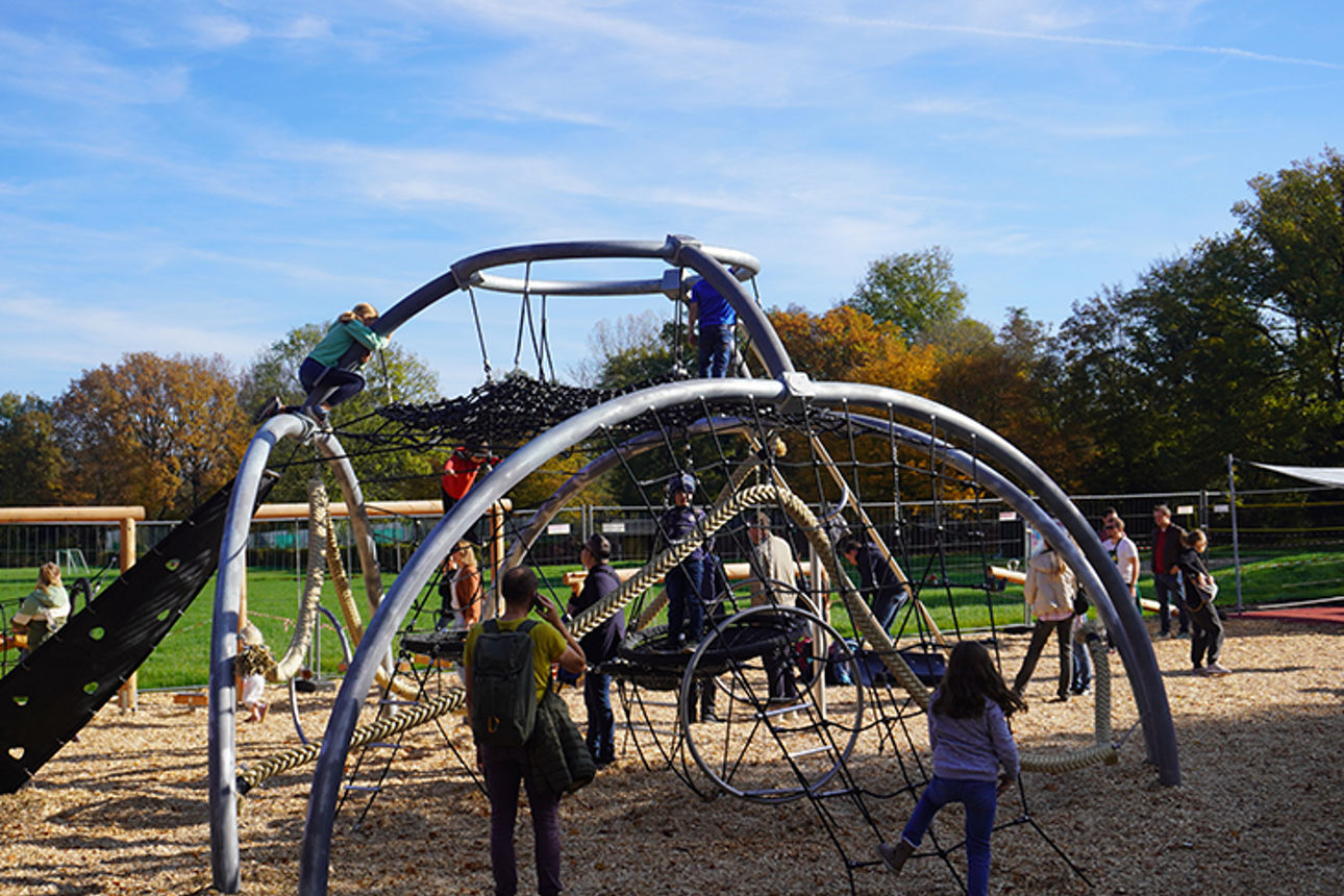 Menschen auf einem Spielplatz