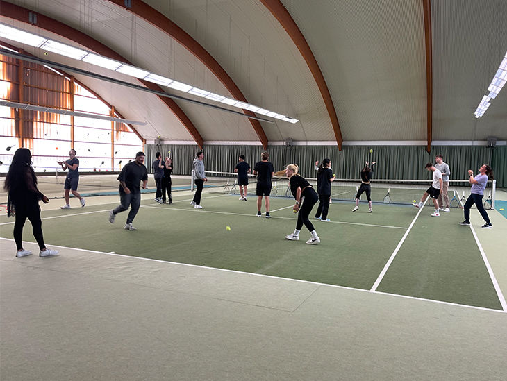 Azubis der Sparda-Bank Hannover spielen gemeinsam Tennis in ihrer Kennlernwoche