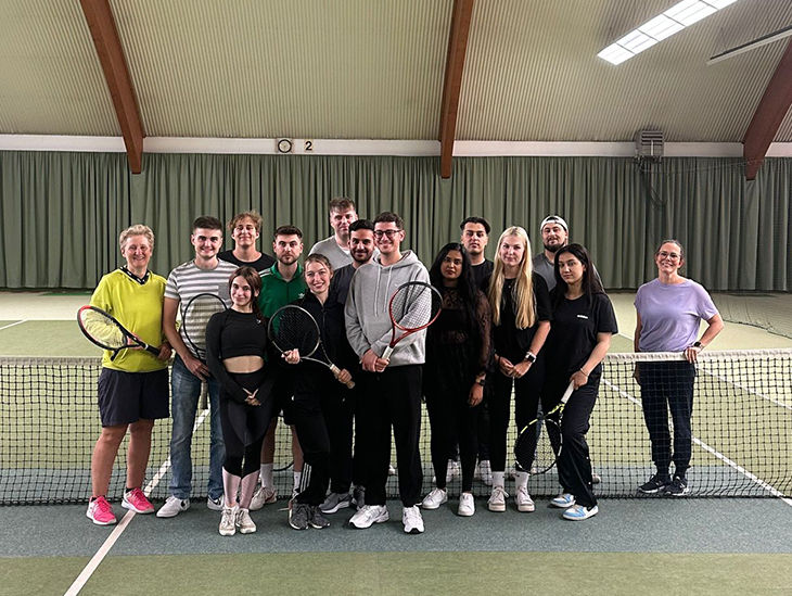 Azubijahrgänge der Sparda-Bank Hannover gemeinsam auf dem Tennisplatz