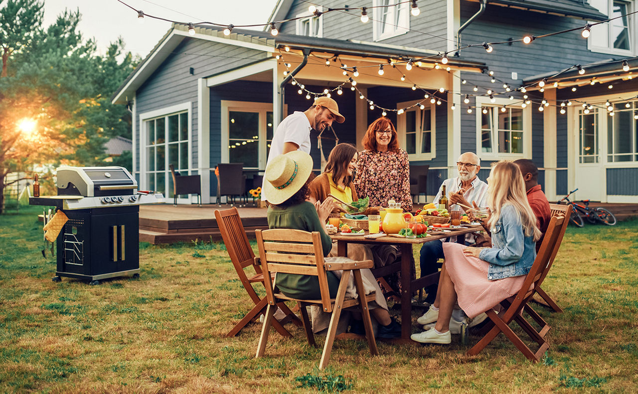 Familie grillt im Garten
