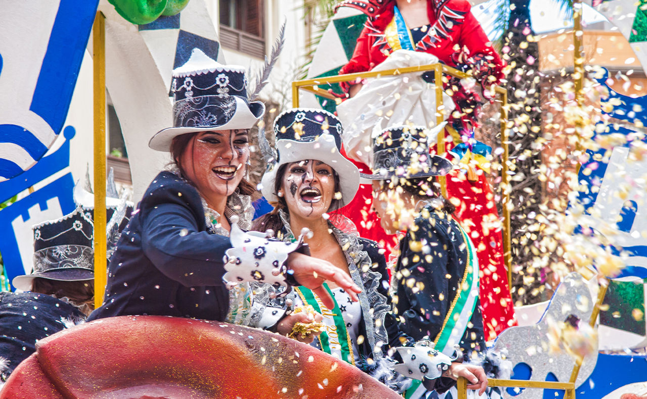 Menschen feiern verkleidet Karneval zusammen