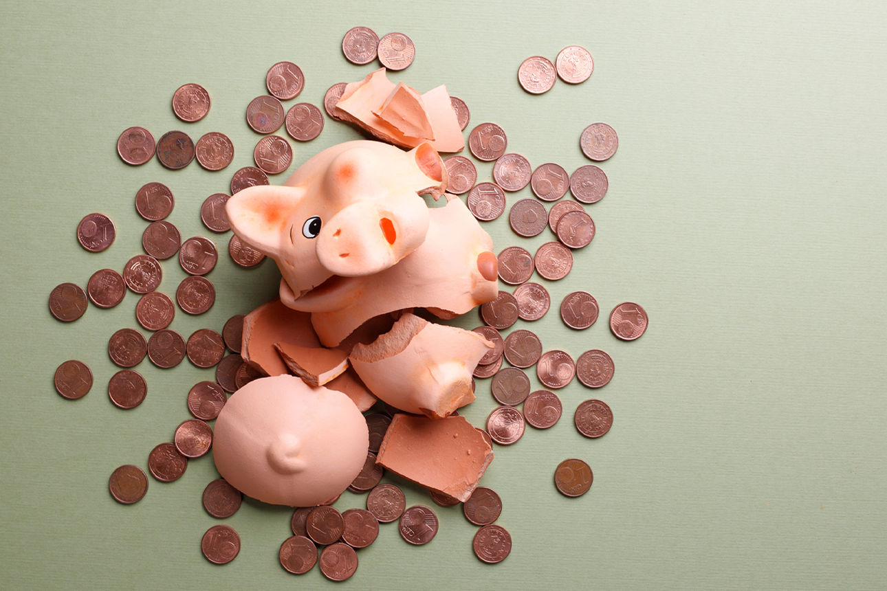 Kaputtes Sparschwein mit viel Kleingeld