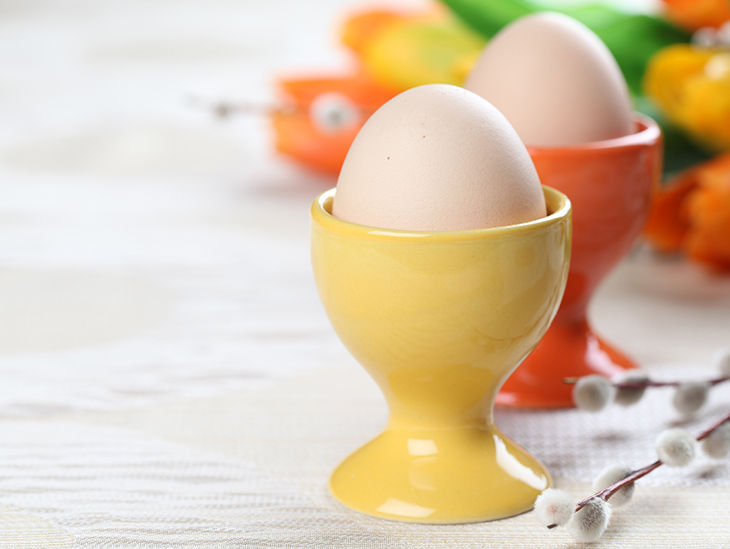 Ein gelber und ein orangener Eierbecher