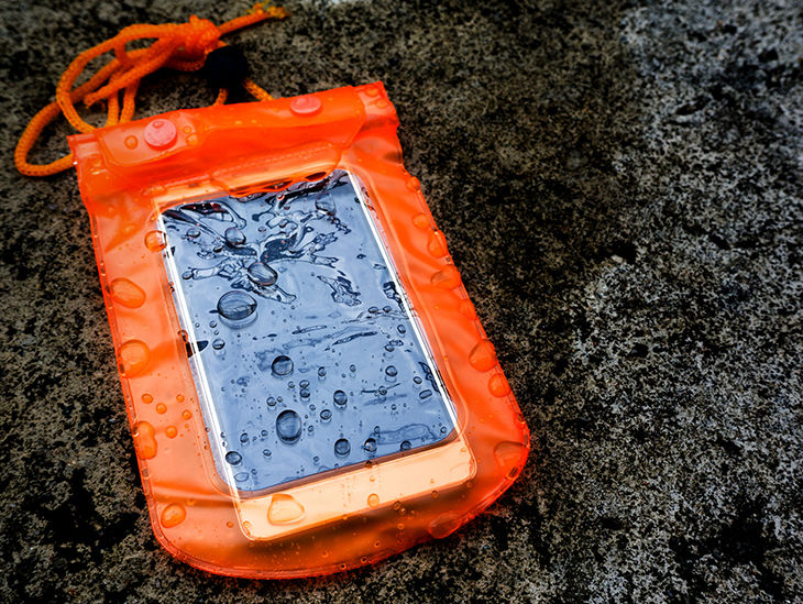 Handy in einer Wasserdichten Tasche