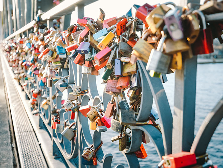 Viele kleine Schlüsser an einer Brücke
