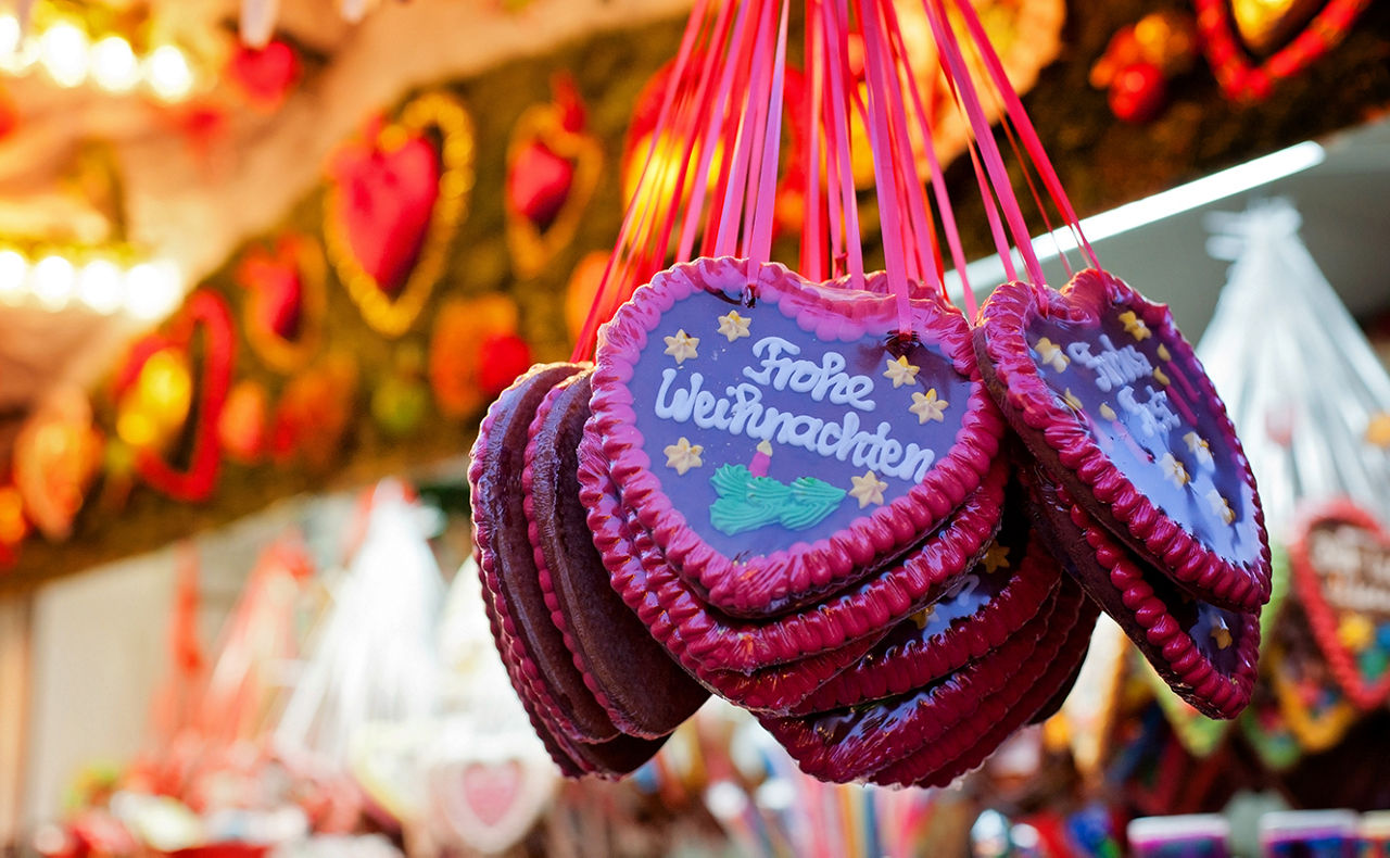 Lebkuchenherzen hängen an einem Weihnachtsmarkt