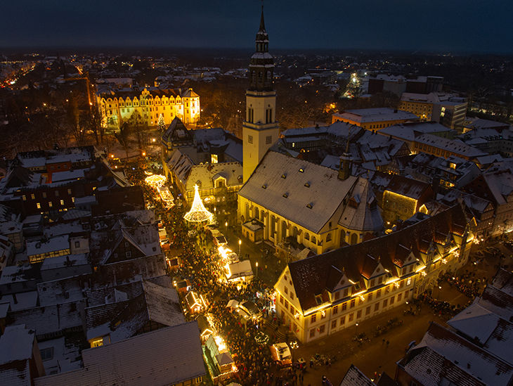 Beleuchteter Weihnachtsmarkt aus der Vogelperspektive