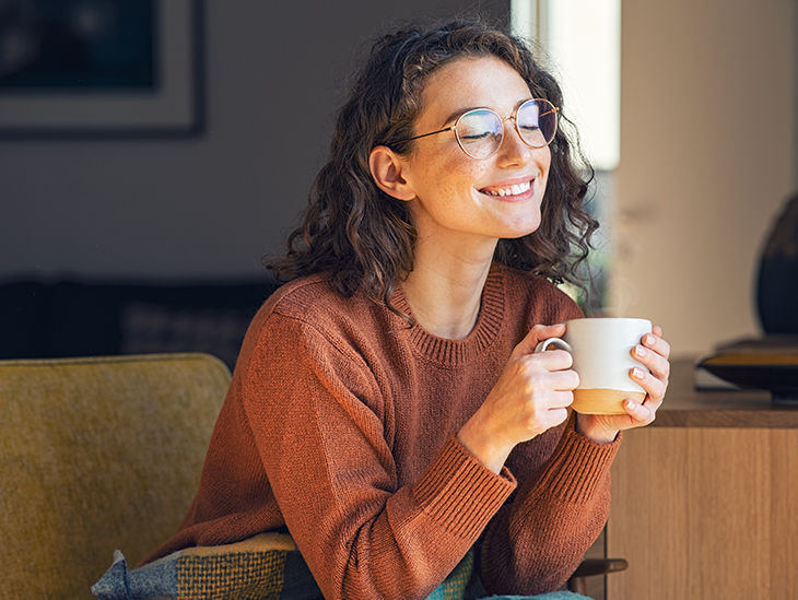Frau mit Tasse in der Hand