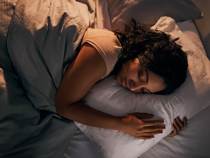 Junge Frau schläft im Bett