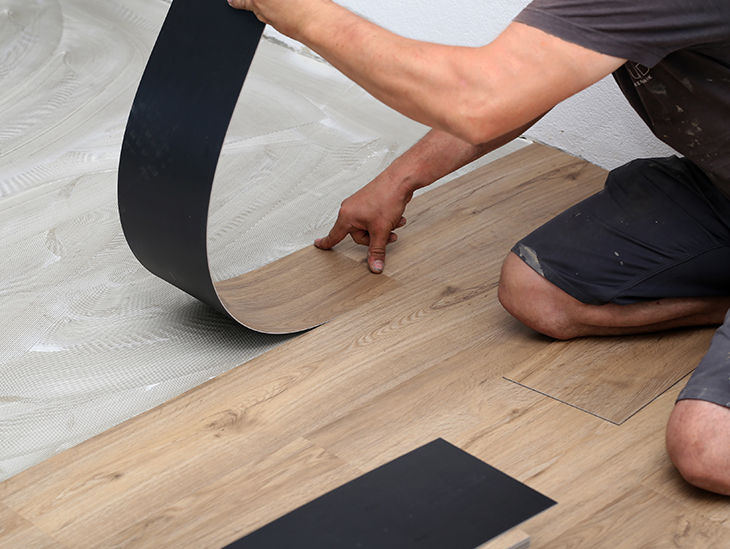 Person verlegt Vinylboden