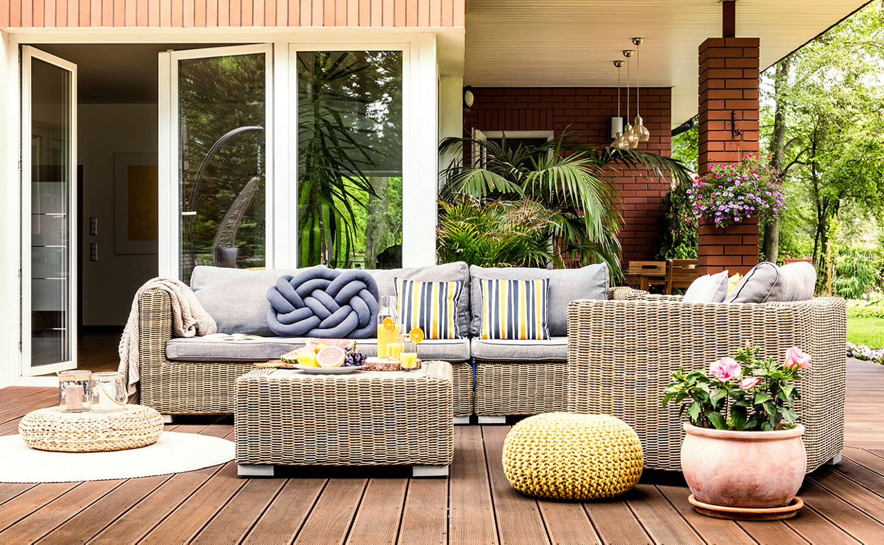 Sommerlich gestaltete Terrasse