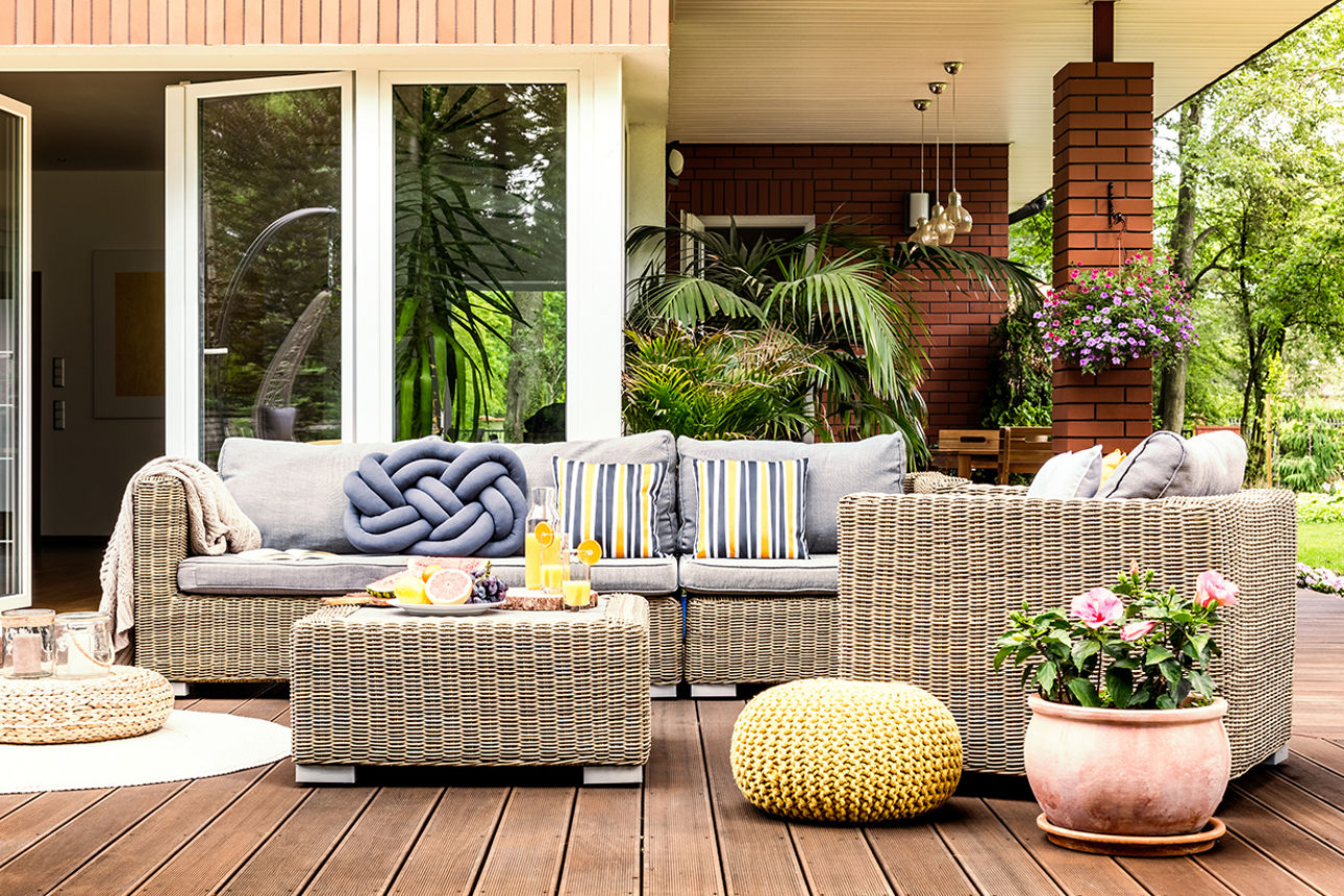 Sommerlich gestaltete Terrasse