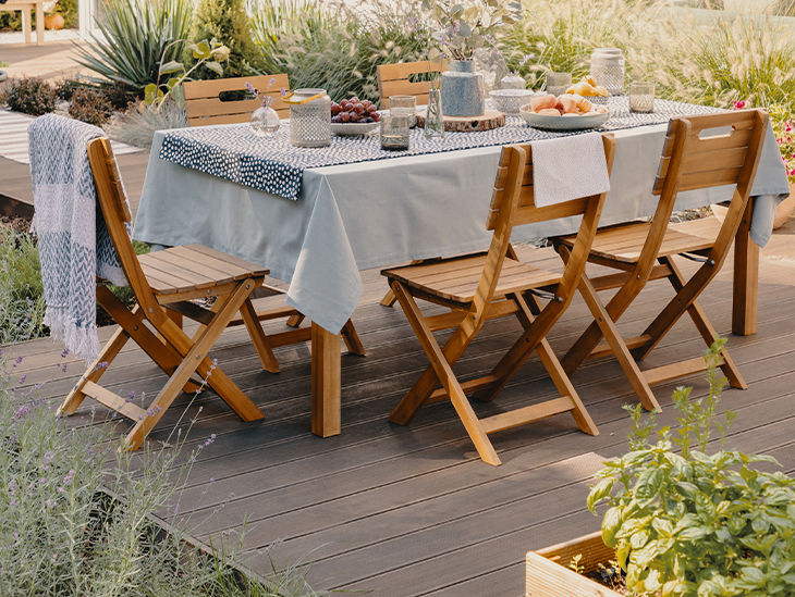 Gartentisch mit Gartenstühlen aus Holz