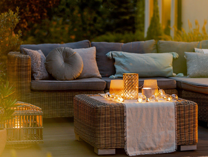 Sommerlicher Outdoor-Bereich mit gemütlicher Dekoration