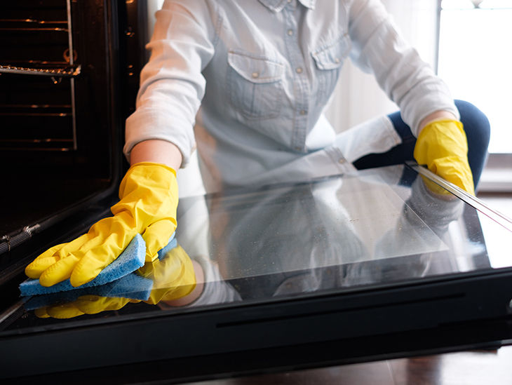 Backofen wird gereinigt