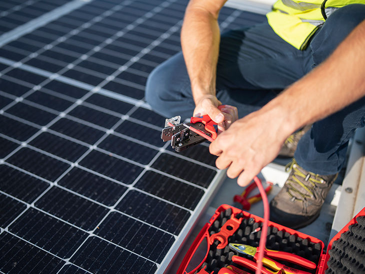 Mann verbaut Solarpanele