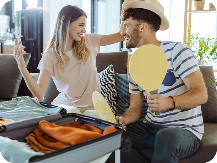 Paar packt gemeinsam einen Koffer