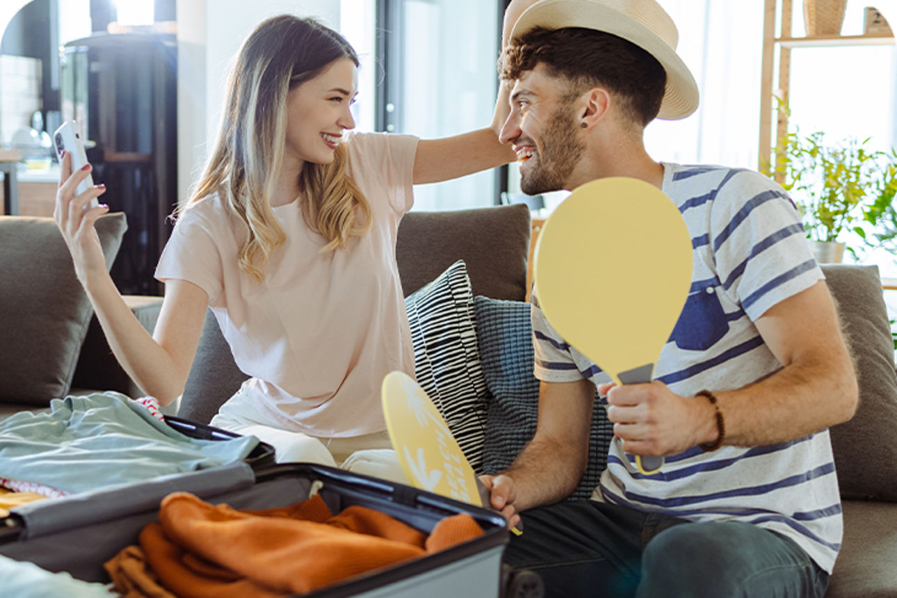 Paar packt gemeinsam einen Koffer