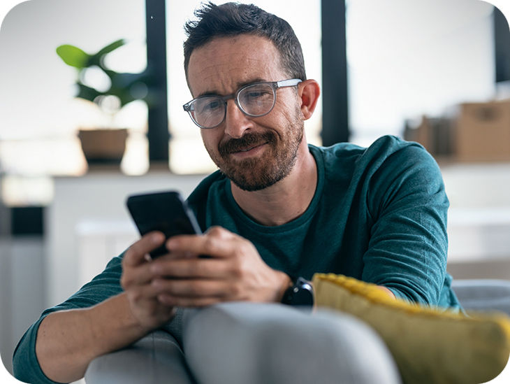 Mann tippt auf sein Handy
