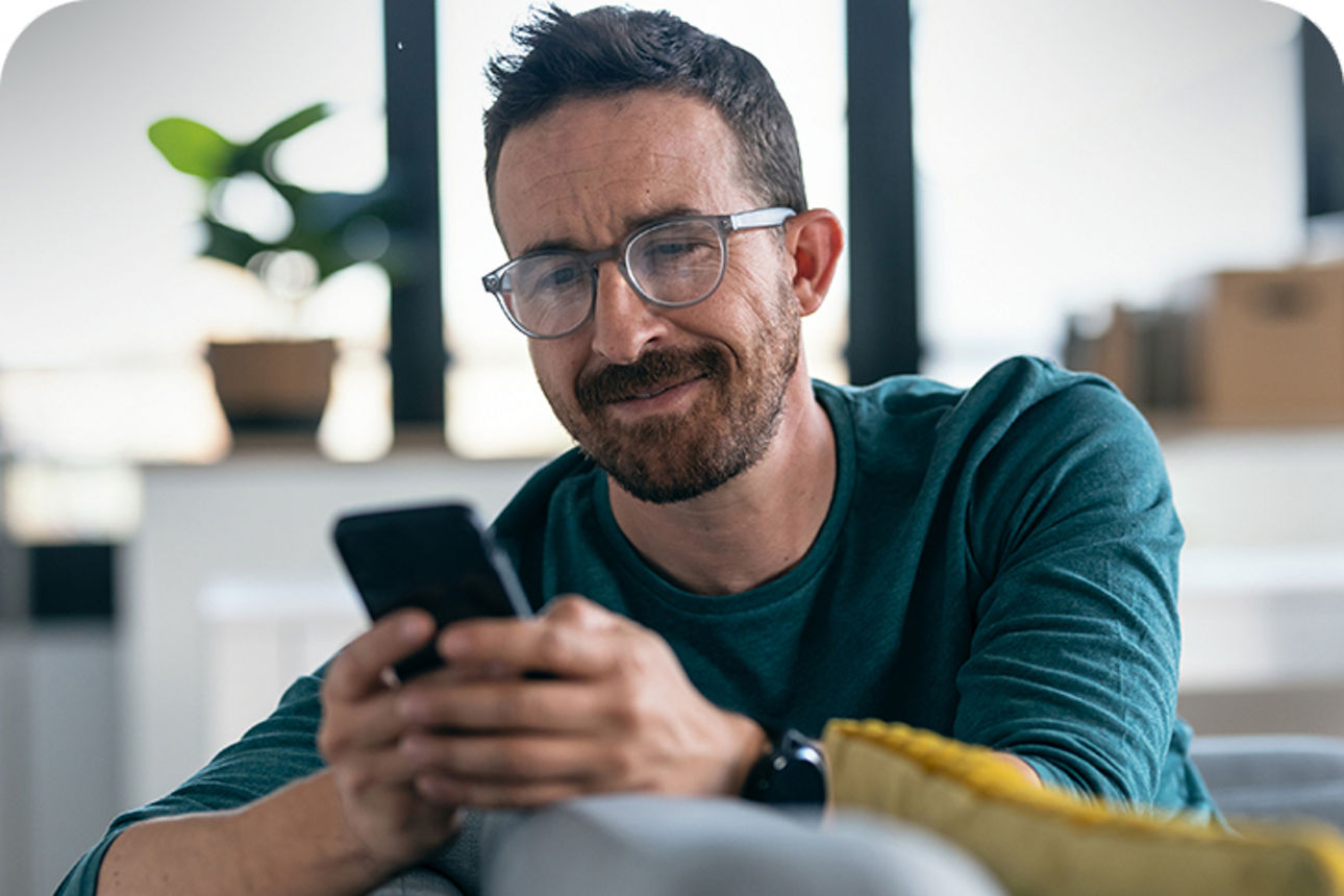 Mann tippt auf sein Handy