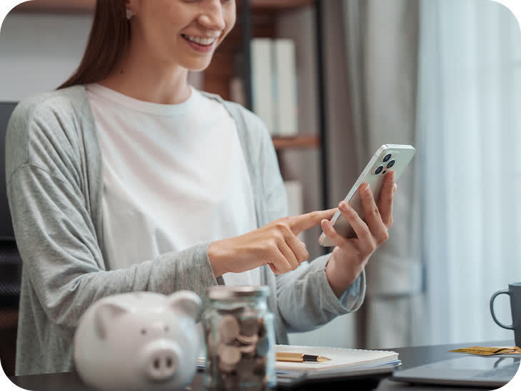 Frau tippt auf ein Handy