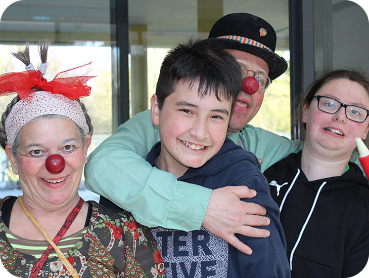 Vier Personen, zwei davon als Clown verkleidet