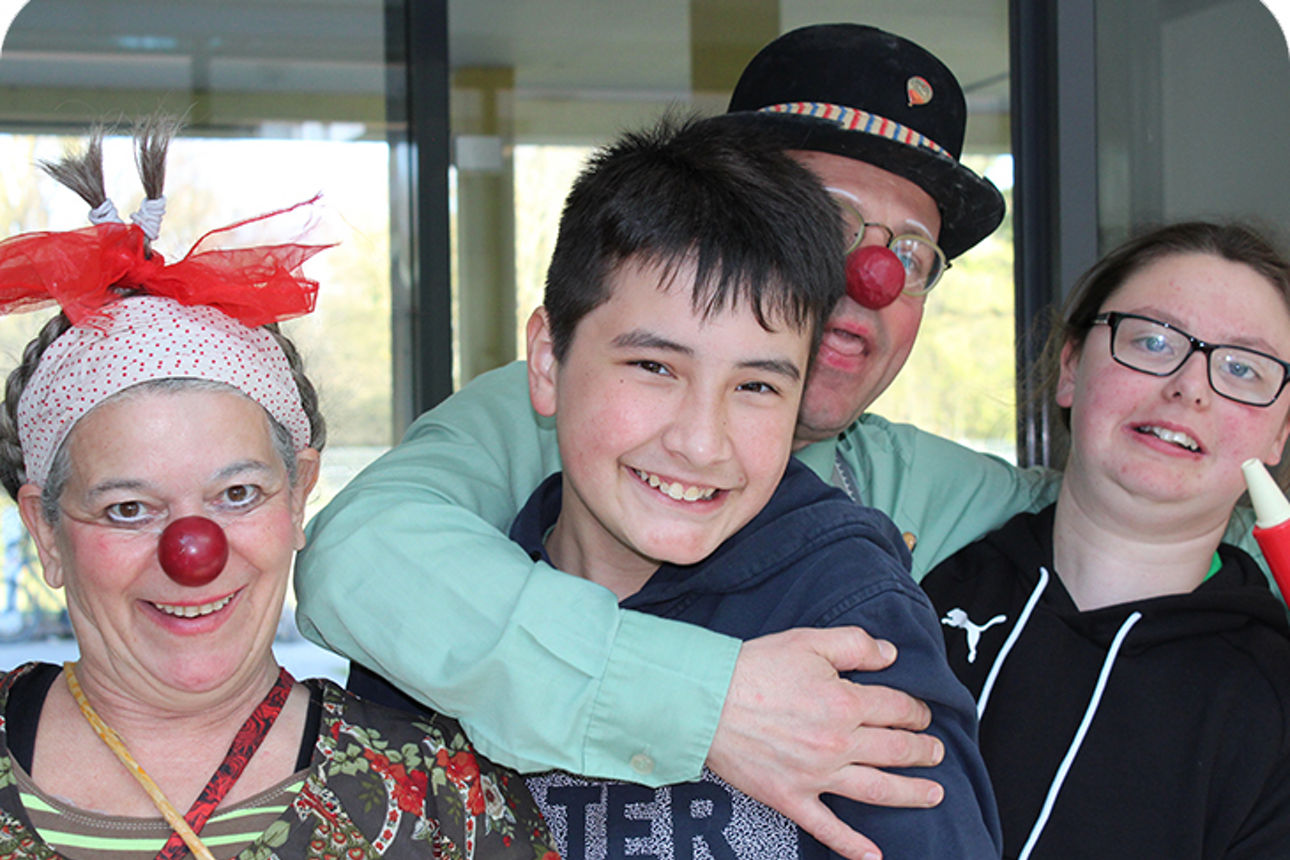 Vier Personen, zwei davon als Clown verkleidet