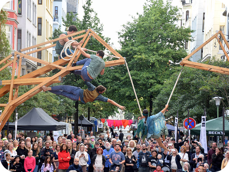 Viele Menschen auf einem Straßenfest