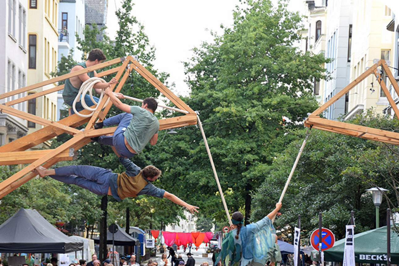 Viele Menschen auf einem Straßenfest