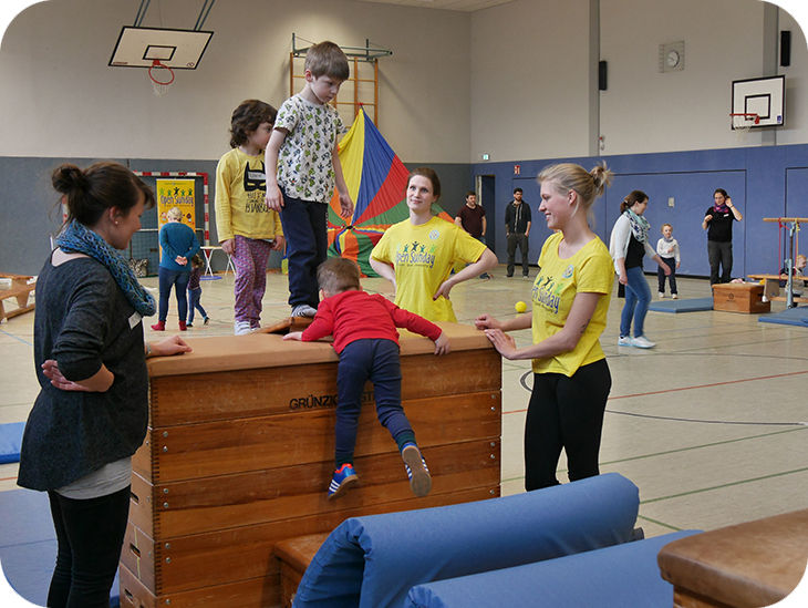 Kinder in einer Turnhalle