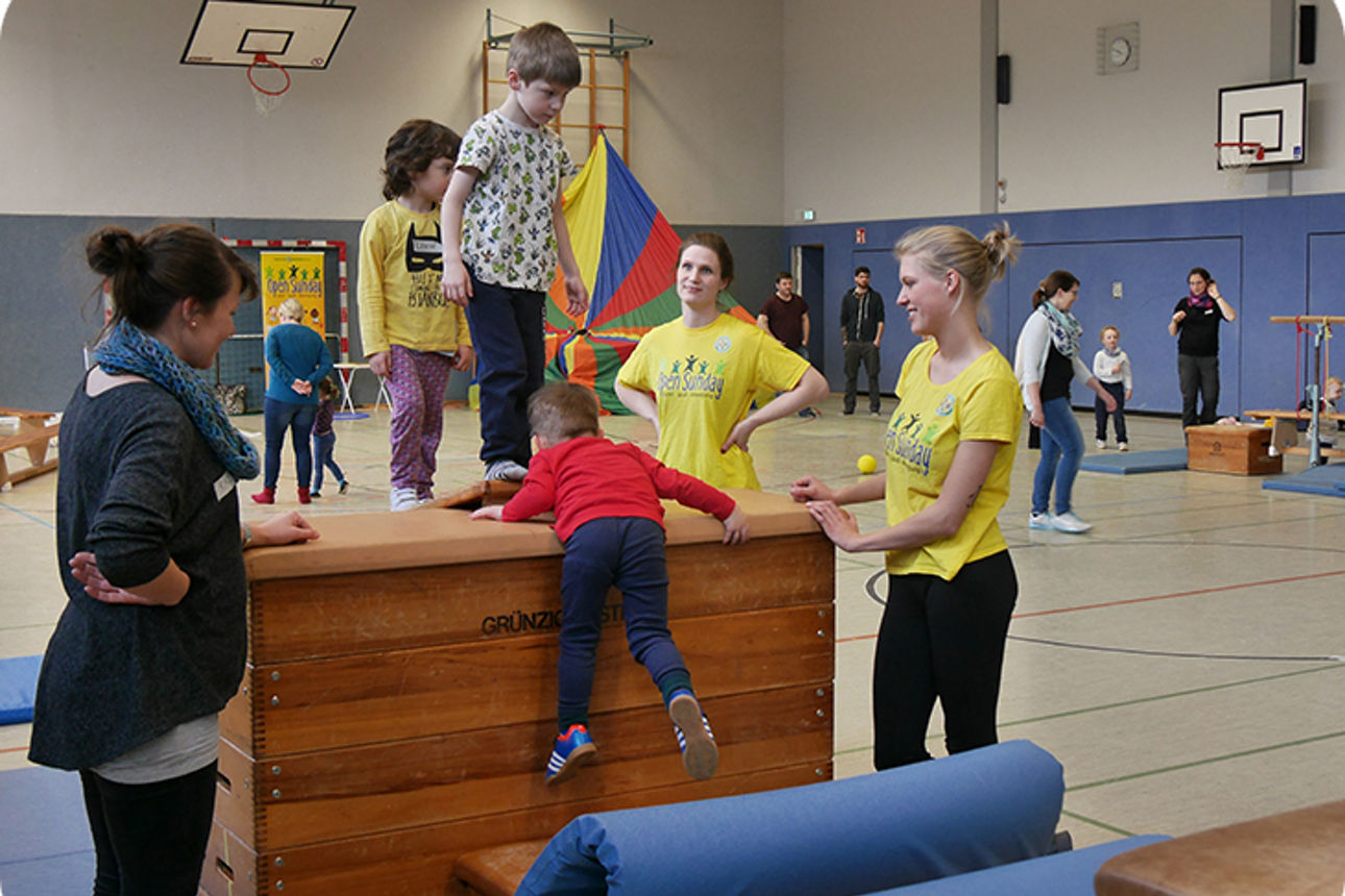 Kinder in einer Turnhalle