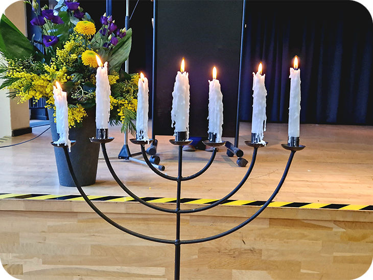 Kerzenständer mit sieben Kerzen