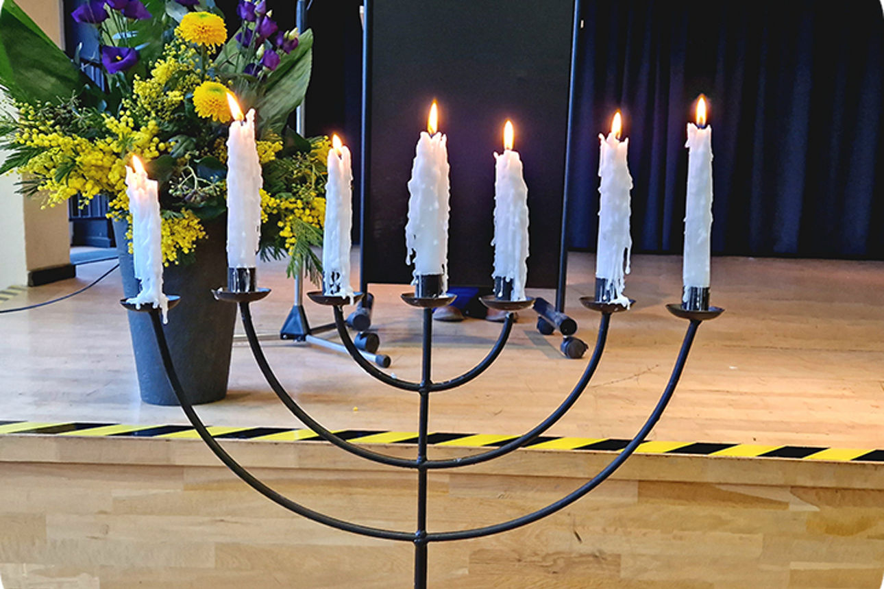 Kerzenständer mit sieben Kerzen