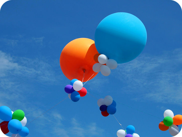 Bunte Ballons im Himmel