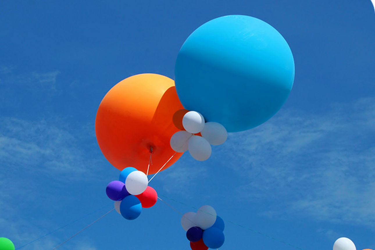 Bunte Ballons im Himmel