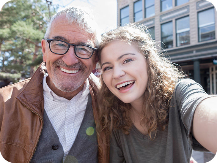 Großvater und Enkelin machen ein Selfie
